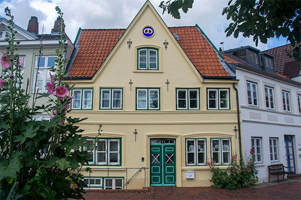Mange af husene er opført i den traditionelle schleswig-holstenske byggestil.