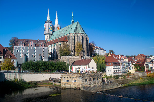 På toppen af den gamle bydel i Görlitz ligger Pfarrkirche St. Peter und Paul.