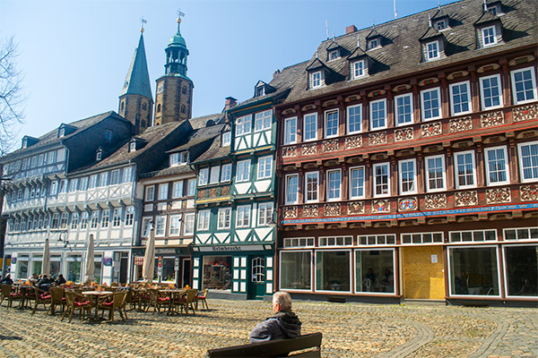 Fra Schuhhof kan man kigge over på tårnene af byens 1100-talskirke, Marktkirche Goslar St. Cosmas und Damian.