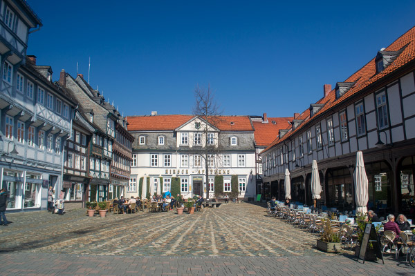 Den hyggelige lille plads Schuhhof ligger tæt på markedspladsen og kirken.