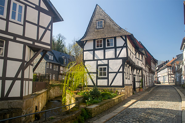 Der findes hundredvis af bevarede bindingsværkshuse i Goslar. Her i Neue Strasse.