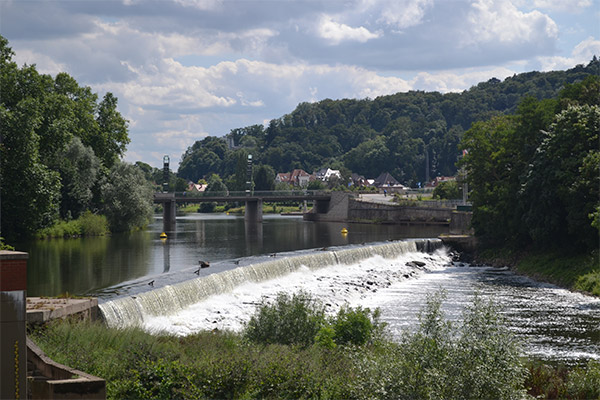 Floden Weser løber igennem byen.