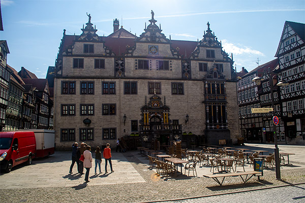 Rådhuset stammer fra det 14. århundrede og blev ombygget i Weser-renæssancestil i 1700-tallet.