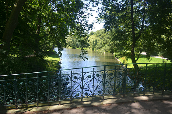 I udkanten af byen ligger det skønne parkområde Herrnhäuser Gärten.