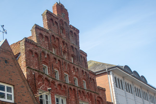 Der er flere velbevarede historiske huse i Husum. Blandt andet dette gavlhus fra 1500-tallet.