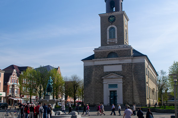 Byens kirke er tegnet af den danske arkitekt C.F. Hansen, da han var ansat som landsbygmester i Holsten
