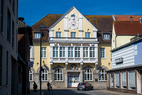 Digteren Theodor Storm boede i Husum, og det gør dette markante hotel opmærksom på.