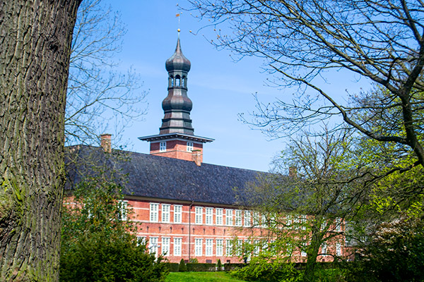 Lige i udkanten af centrum ligger Husums slot. Det er opført i slutningen af 1500-tallet og ligger idyllisk omgivet af park og voldgrave.