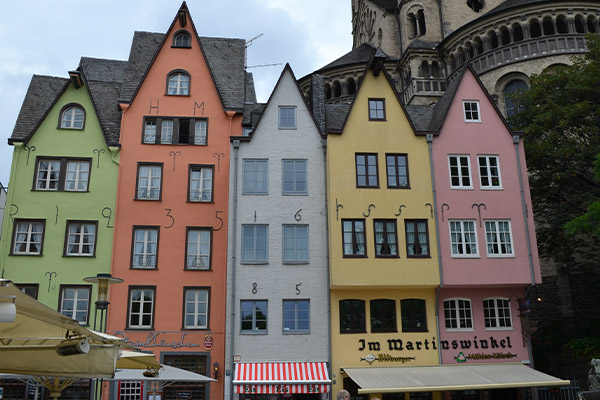Farverige huse ved Fischmarkt i Köln