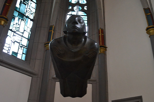 Ernst Barlachs værk "Der Schwebende" hænger i Antoniterkirche.