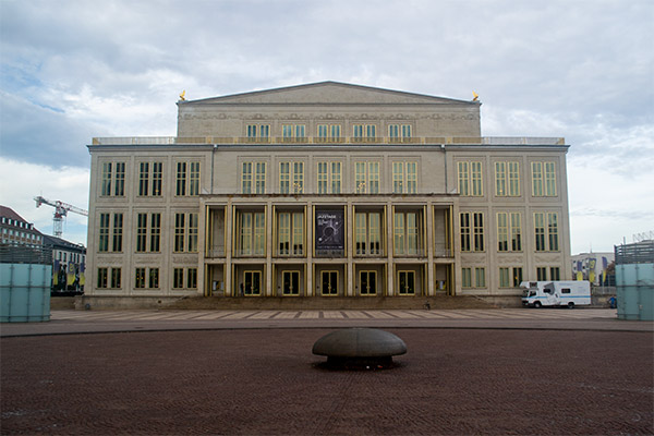 Operahuset på Augustusplatz er opført i 1960. Det erstatter et tidligere operahus på stedet, som blev ødelagt i 2. Verdenskrig.