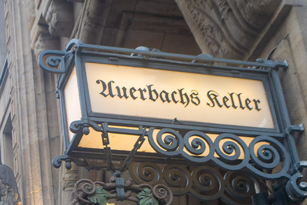 Auerbachs Keller er vel nok Leipzigs mest berømte restaurant takket være Goethes roman Faust, hvis handling blandt andet foregår i kælderen.