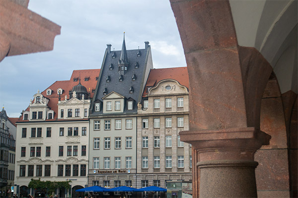 Markedspladsen i Leipzig er domineret af høje, historiske huse - en del af dem genopbygget efter 2. Verdenskrig.