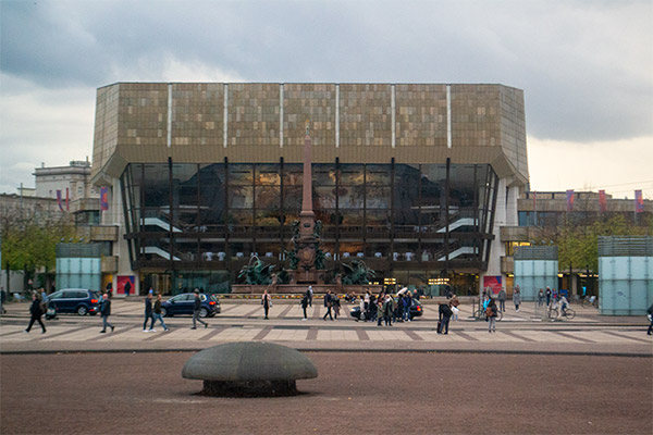 Augustusplatz byder på en lang række mere eller mindre vellykkede byggerier fra DDR-tiden. Blandt andet koncerthuset Gewandhaus fra 1981.