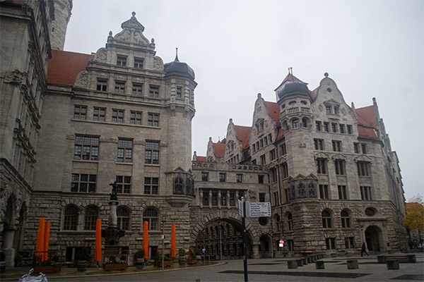 Det nye rådhus er fra 1905 og opført i historisk stil. Rådhustårnet er med sine 115 meter det højeste af sin slags i Tyskland.