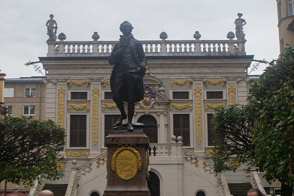 Goethe troner foran den gamle børs på Naschmarkt.