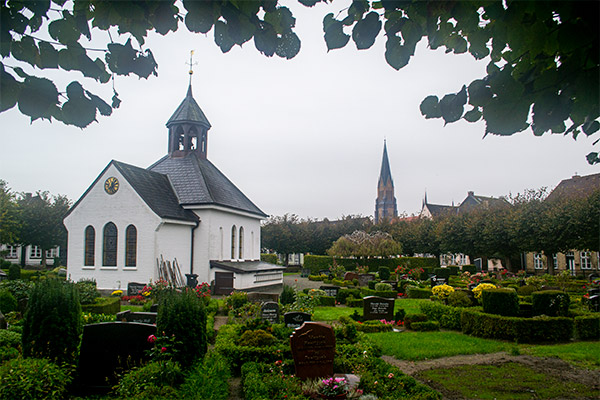 Dette lille kapel omkranset af en kirkegård ligger på den tidligere ø, Holm.