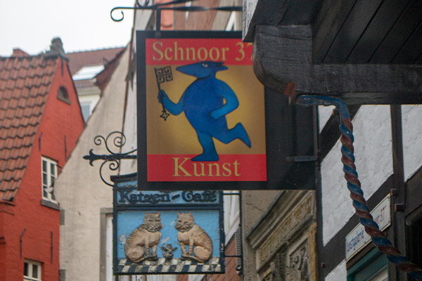 Der er mange små gallerier og kunstbutikker i bydelen Schnoor.