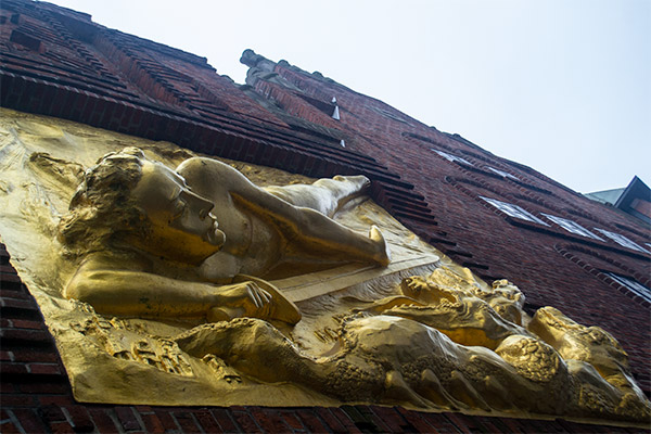 Bronzerelieffet "Der Lichtbringer" hænger ved indgangsporten til Böttcherstrasse.