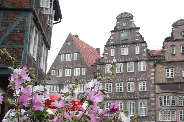 Markedspladsen i Bremen er omgivet af smukke bygninger.