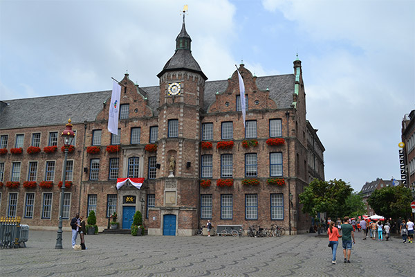 Byens gamle rådhus fra 1500-tallet står på Marktplatz i den kompakte gamle bydel.