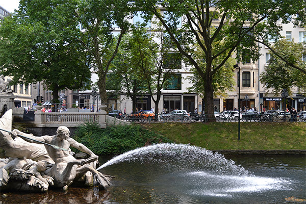 Kö er byens shoppingstrøg. Gaden får følgeskab af en kanal og en række kastanjetræer