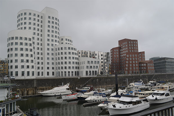 Arkitekt Frank Gehrys ikoniske bygninger er blevet et vartegn for havnen.