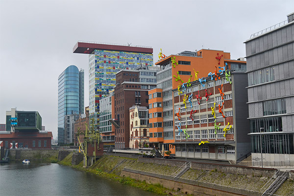 Medienhafen i Düsseldorf byder på masser af spændende arkitekt-tanker ført ud i livet.