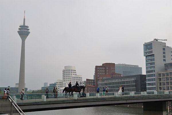 Med sine 240 meter er Rheinturm Düsseldorfs højeste bygning. Er du ikke bange for højder, ligger der en restaurant i 172 meters højde.