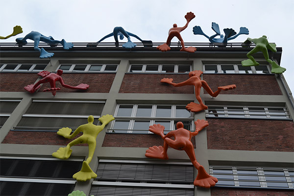 De farverige mandeskulpturer på et gammelt lagerhus i Medienhafen er blevet døbt "Flossis".