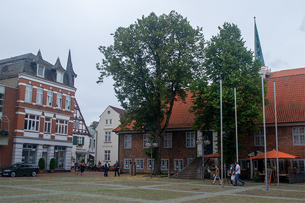 På markedspladsen ligger blandt andet det gamle rådhus fra 1500-tallet.