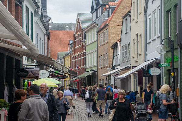 Der er masser af liv i den smalle gågade Kieler Strasse.