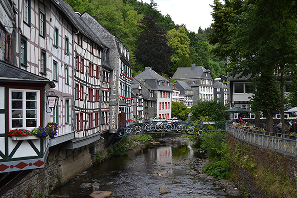 I Monschau hænger bindingsværkshusene ud over floden Ruhr.