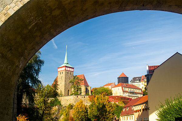 En ferie i Tyskland kunne gå til Bautzen. Her er et billede, der giver et kig ind over byen Bautzen.