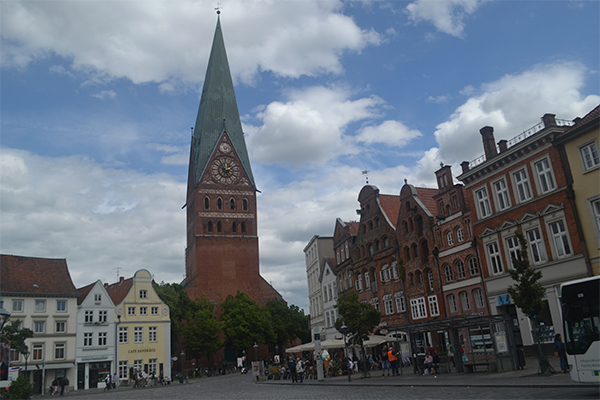 En ferie i Tyskland kunne gå til Lüneburg. Her er et billede fra pladsen Am Sande i Lüneburg.