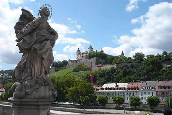 En ferie i Tyskland kunne gå til Würzburg. Her er et billede fra havnen i Würzburg.