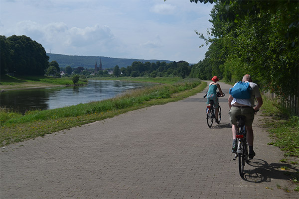 Du kan gå eller cykle langs Weser mellem Höxter og klosteret Corvey.