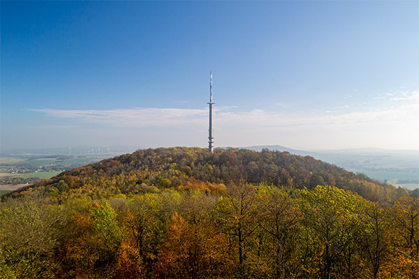 Fra tårnet kan du blandt andet kigge over til nabobjerget Schafberg med det 165 meter høje tv-tårn.