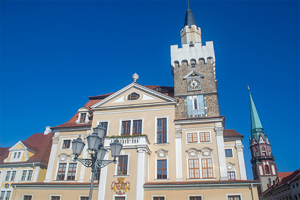 Byens rådhus dominerer den stemningsfulde markedsplads.