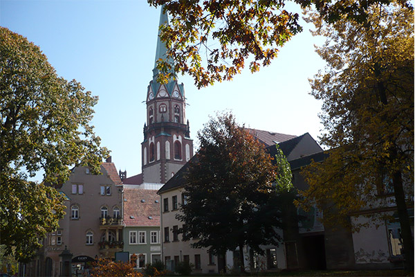 St. Nikolai-kirken er fra 1200-tallet. Det nygotiske tårn er 83 meter højt.
