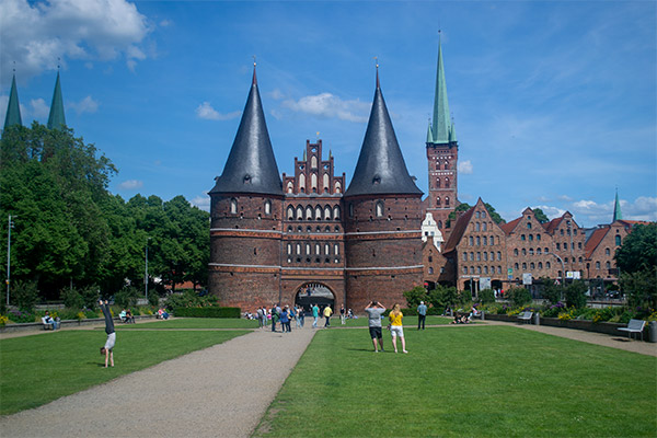 Holstentor. Den berømte byport fra 1400-tallet er Lübecks absolutte vartegn.