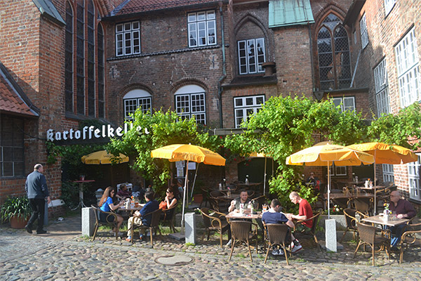 I kælderen under middelalderhospitalet Heiligen Geist ligger den stemningsfulde restaurant "Kartoffelkeller".
