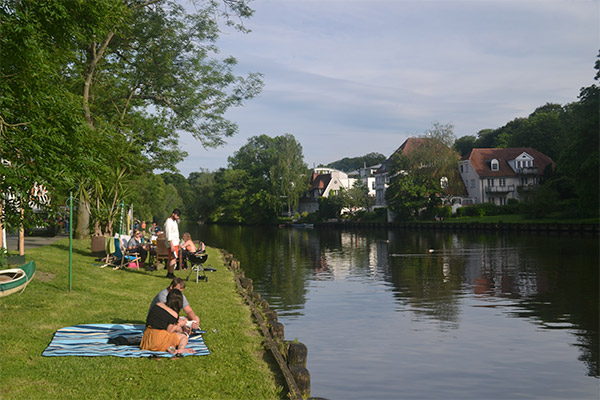 Floden Trave omgiver den historiske bydel i Lübeck. Flere steder langs vandet er der små, grønne åndehuller.