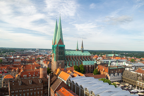 Fra toppen af kirken St. Petri er der en fornem udsigt over byen