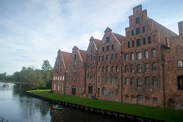 De historiske Salzspeicher-bygninger ved floden Trave var omdrejningspunktet i byens lukrative handel med salt.