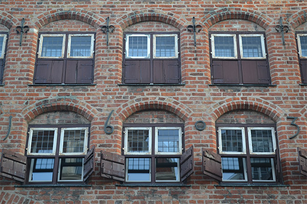 Fine detaljer. Mange af Lübecks historiske huse byder på fine detaljer og udskæringer.