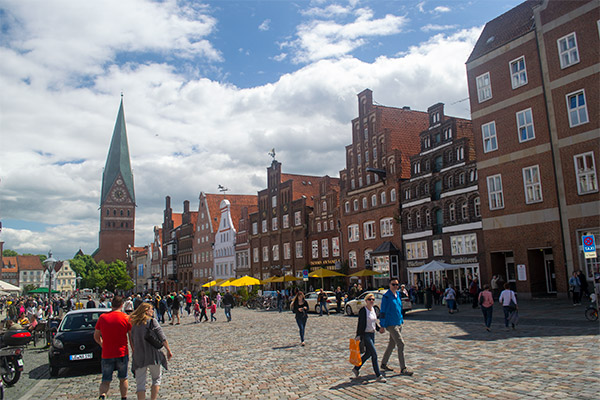 Am Sande i Lüneburg. Navnet kommer fra fortiden, hvor pladsen ikke var brolagt – og altså derfor ret sandet.