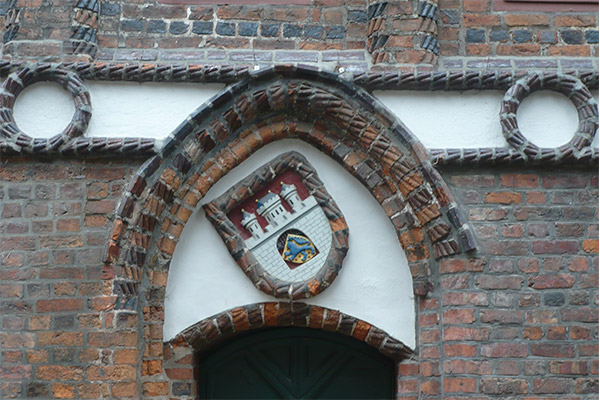 De gotiske teglstensbygninger har mange fine ornamenter.