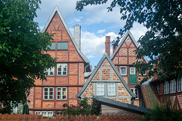 Bindingsværk på række i Lüneburg.