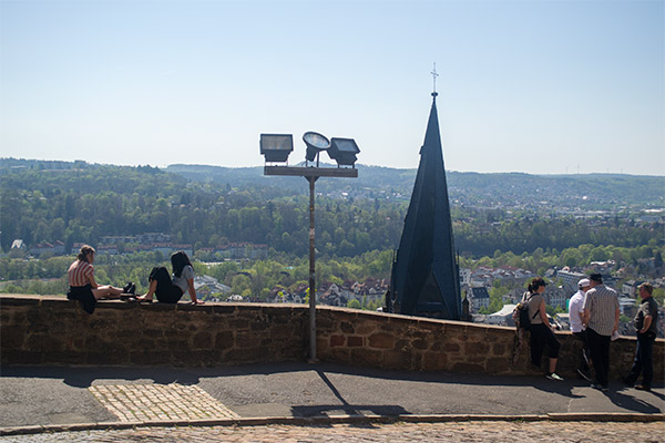 Udsigt over det frodige, bakkede landskab fra slottet på toppen af Marburg.